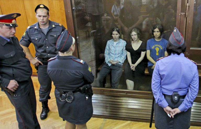 Pussy Rioti liikmed kohturuumis.