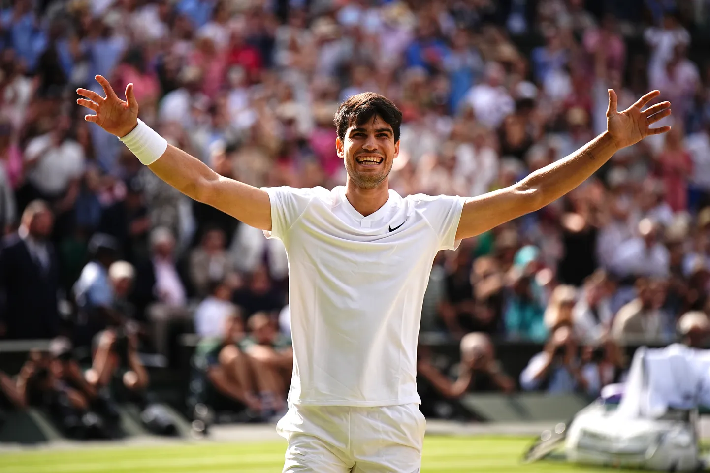 Carlos Alcaraz võitis Wimbledoni karika.