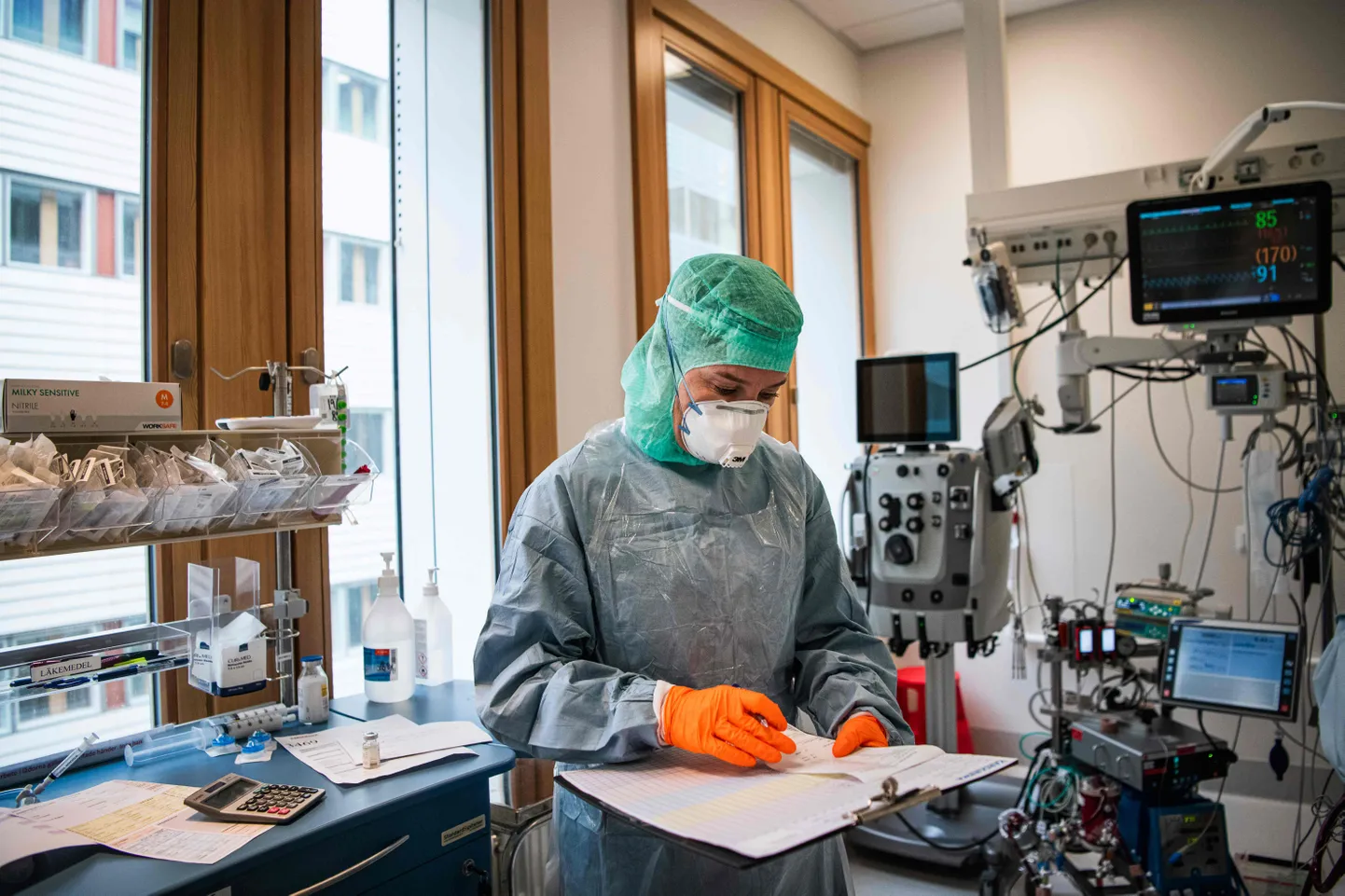 Pilt on illustreeriv: haiglatöötaja Karolinska haiglas, Rootsis.