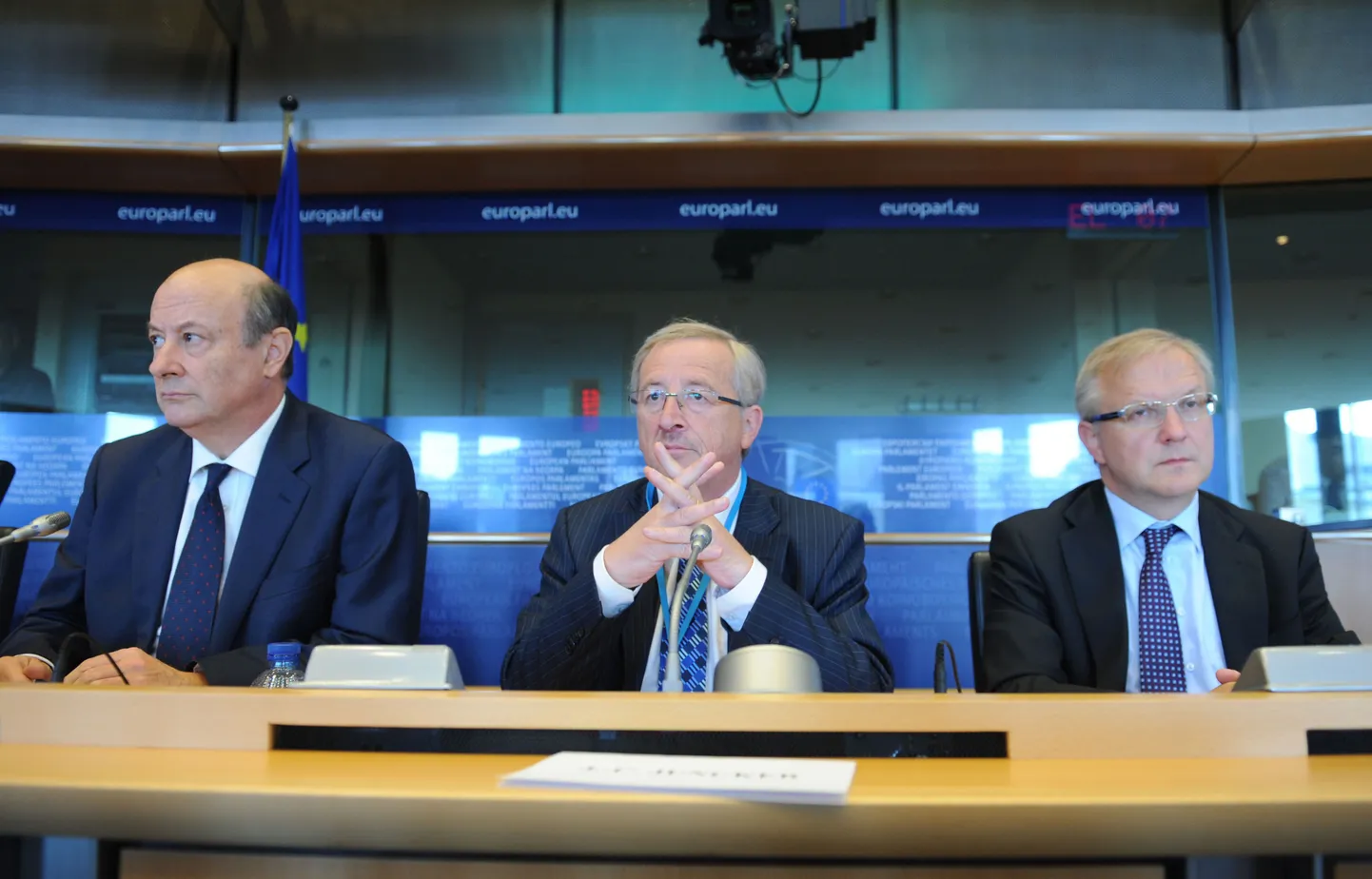 Vasakult paremale: Poola rahandusminister Jacek Vincent Rostowski, eurogrupi juht Jean-Claude Juncker ja ELi majandus ja rahandusasjade volinik Olli Rehn.