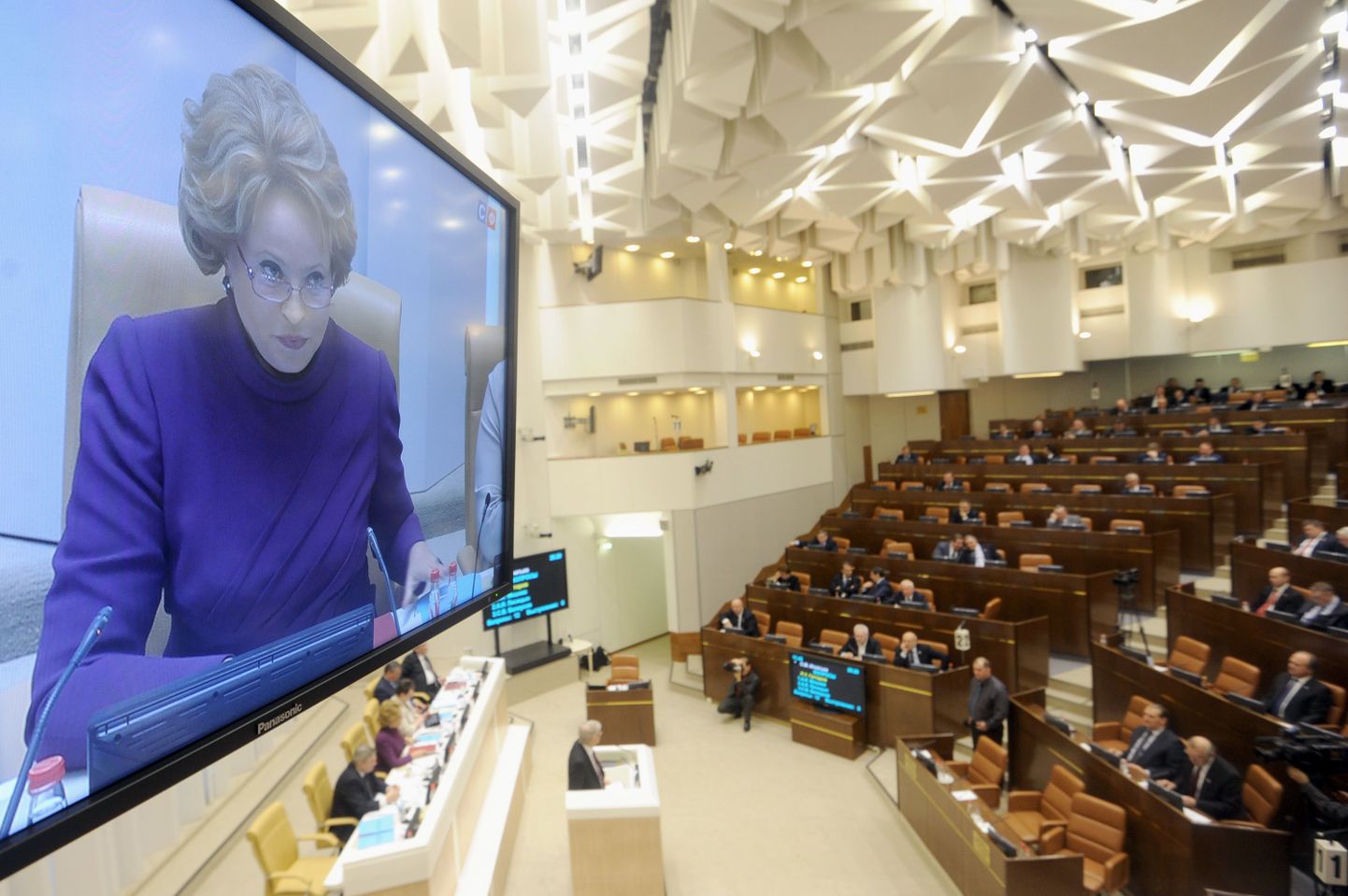 Vaade Föderatsiooninõukogu istungitesaali. Ekraanil on Vene parlamendi ülemkoja spiiker Valentina Matvijenko.