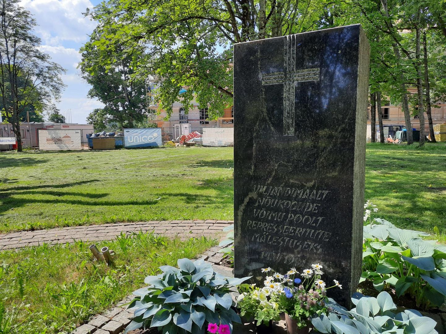 Represseeritute mälestuskivi seisab Viljandi mõisapargis kahe suure ehitustöö vahel.