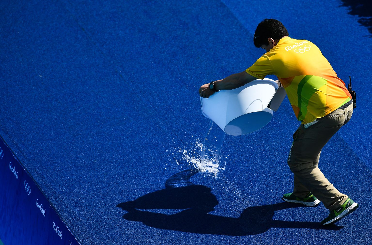 Rio olümpia vabatahtlik jahutab veega veehüpete hüppelauda.