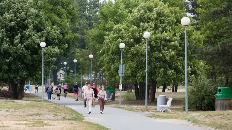Jalutuskoht Põhja-Tallinnas. Soojad ilusad ilmad meelitavad promeneerima.