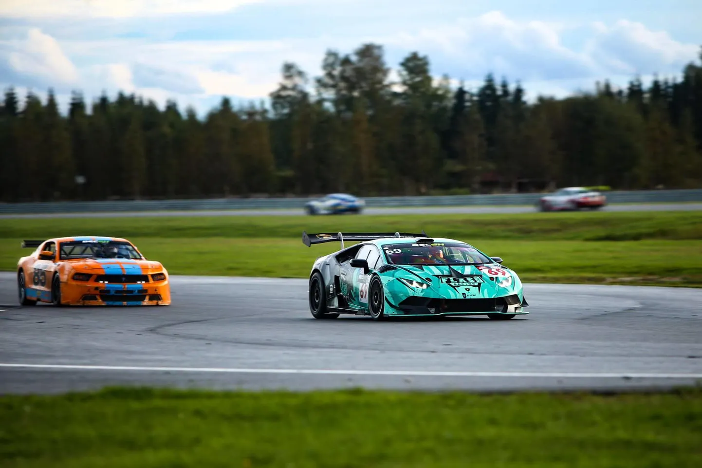 Juba stardi eel lülitusid Flash Racingu #69 Lamborghini Huracánil välja veojõukontroll ja ABS.