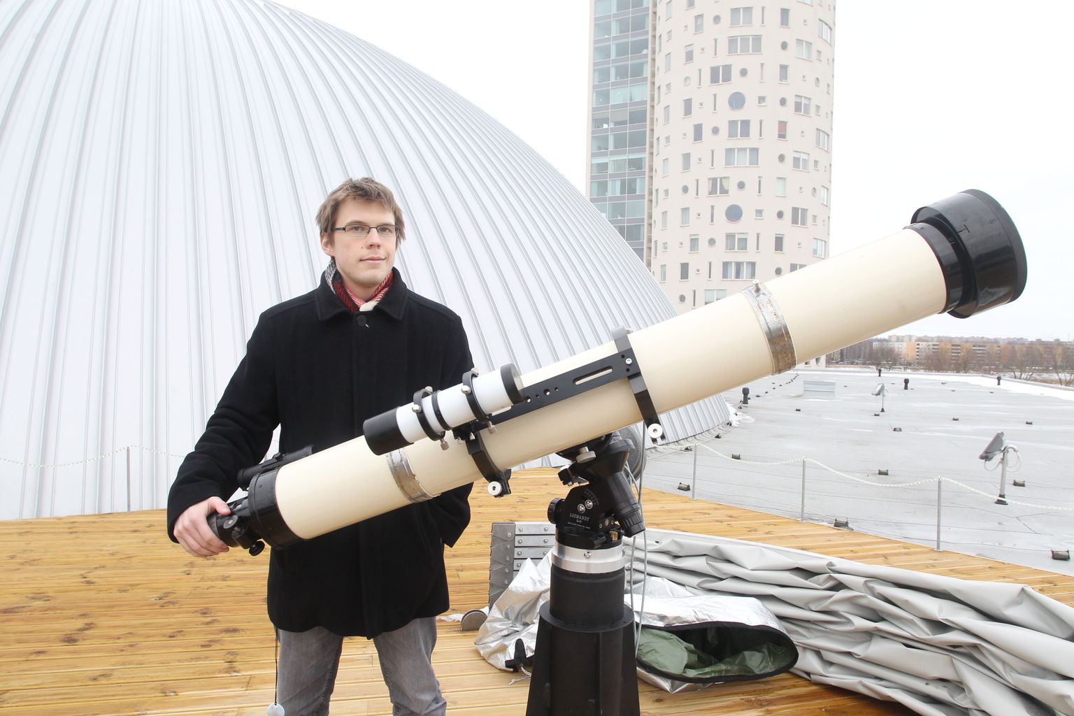 Üllar Kivila töötab Ahhaa keskuse planetaariumis ning tutvustab taevast nii programmide abil ka keskuse katusel asuva teleskoobiga.