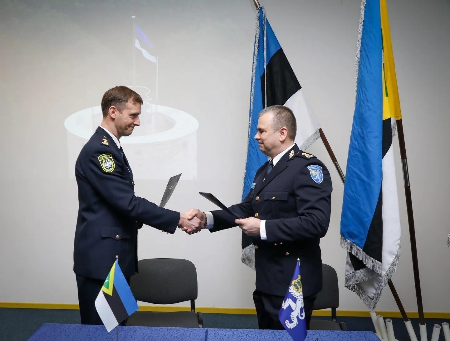 Piirivalvejuhtide vahetuse pidulikul üritusel andis senine juht Tamar Tamm (paremal) oma ametikohustused üle uuele Lõuna prefektuuri piirivalvebüroo juhile Meelis Saarepuule.