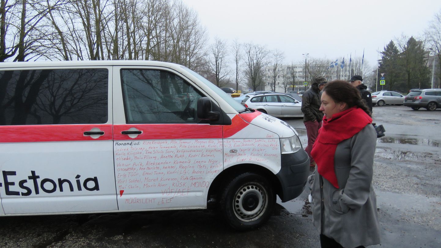 Pariisi kliimakonverentsile suunduv Eesti keskkonnaaktivistide kliimabuss tegi vahepeatuse Pärnus Kesklinna silla kõrval asuvas parklas.