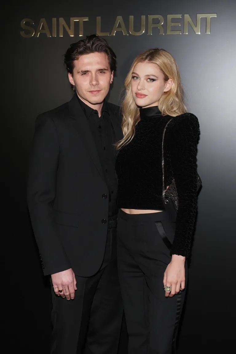 Brooklyn Beckham ja kallim Nicola Peltz 25. veebruaris Pariisi moenädalal Saint Laurent moesõul. Kolm päeva tagasi postitas Brooklyn oma sotsiaalmeediasse foto koos Nicolaga ja andis neiule suure lubaduse: «Luban, et hoolitsen alati sinu eest ja armastan sind kogu südamest.»