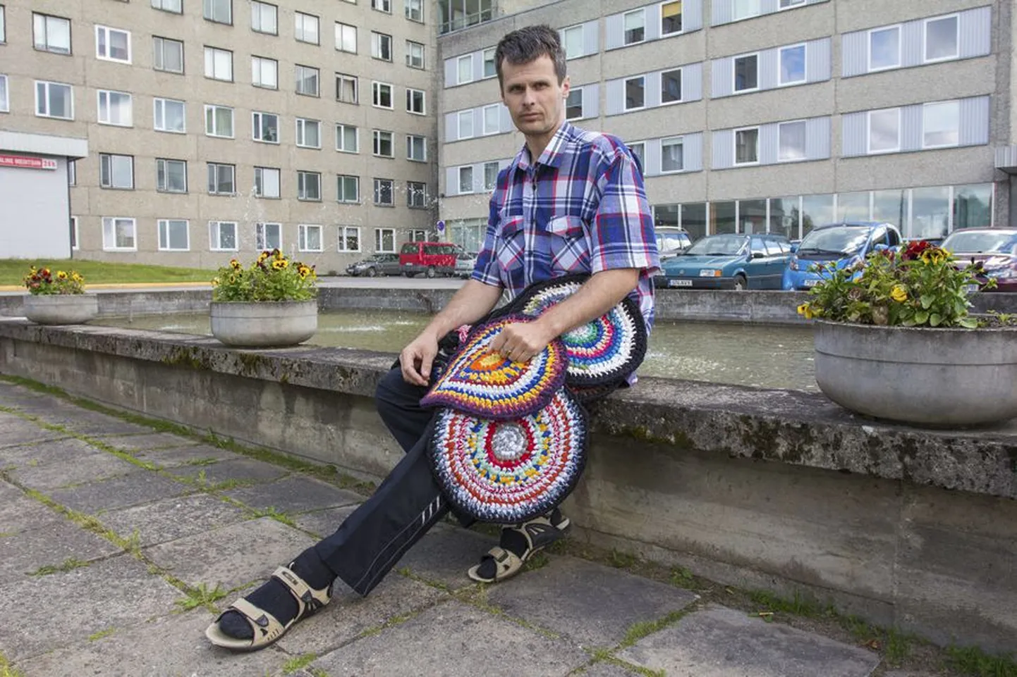 Jaanis Aasa enda meisterdatud istumisalustega, mida festivali ajaks valmib poolsada. Parajasti on ta Viljandi haiglas, kus käib kord aastas kümnepäevasel taastusravil.