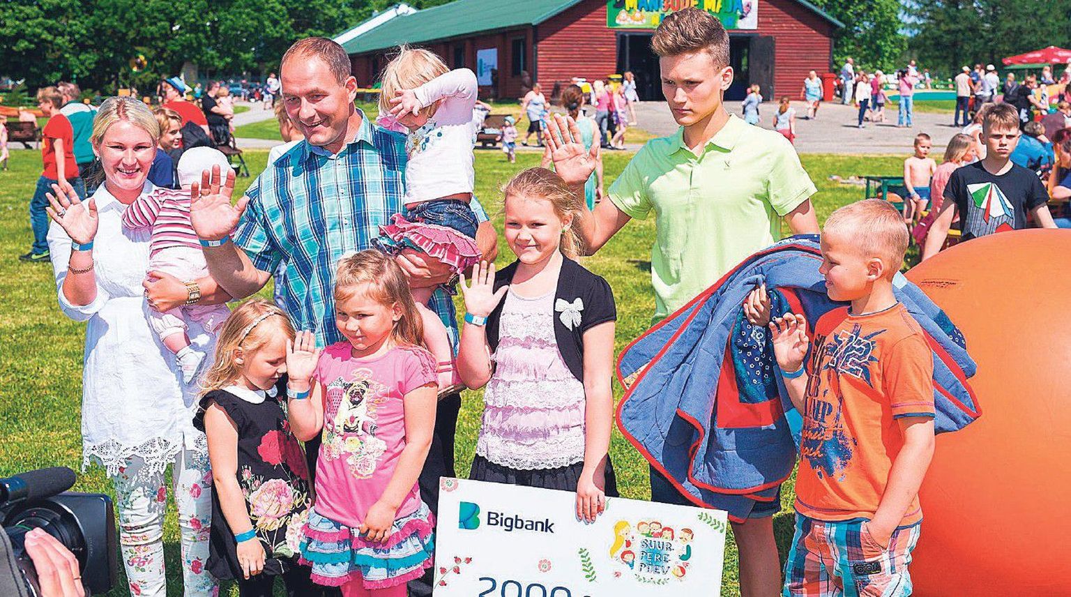 Harjumaal Vembu-Tembumaal laupäeval toimunud suurperepäeval kuulutati konkursi
võitjaks Tartumaal elav seitsmeliikmeline perekond Aan.