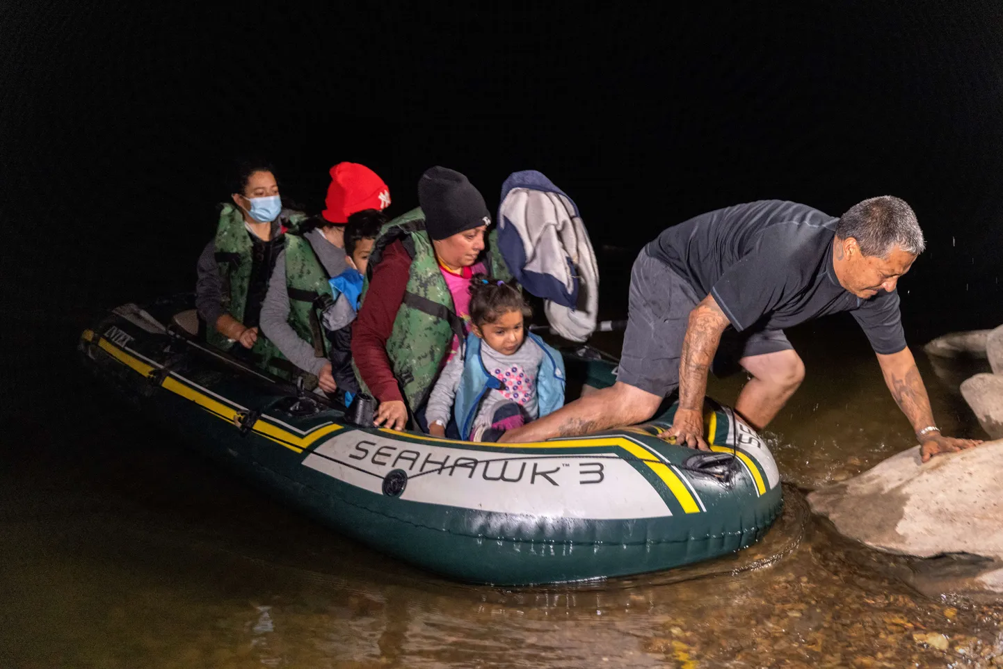Inimkaubitseja Hondurasest pärit migrante USAsse vedamas.
