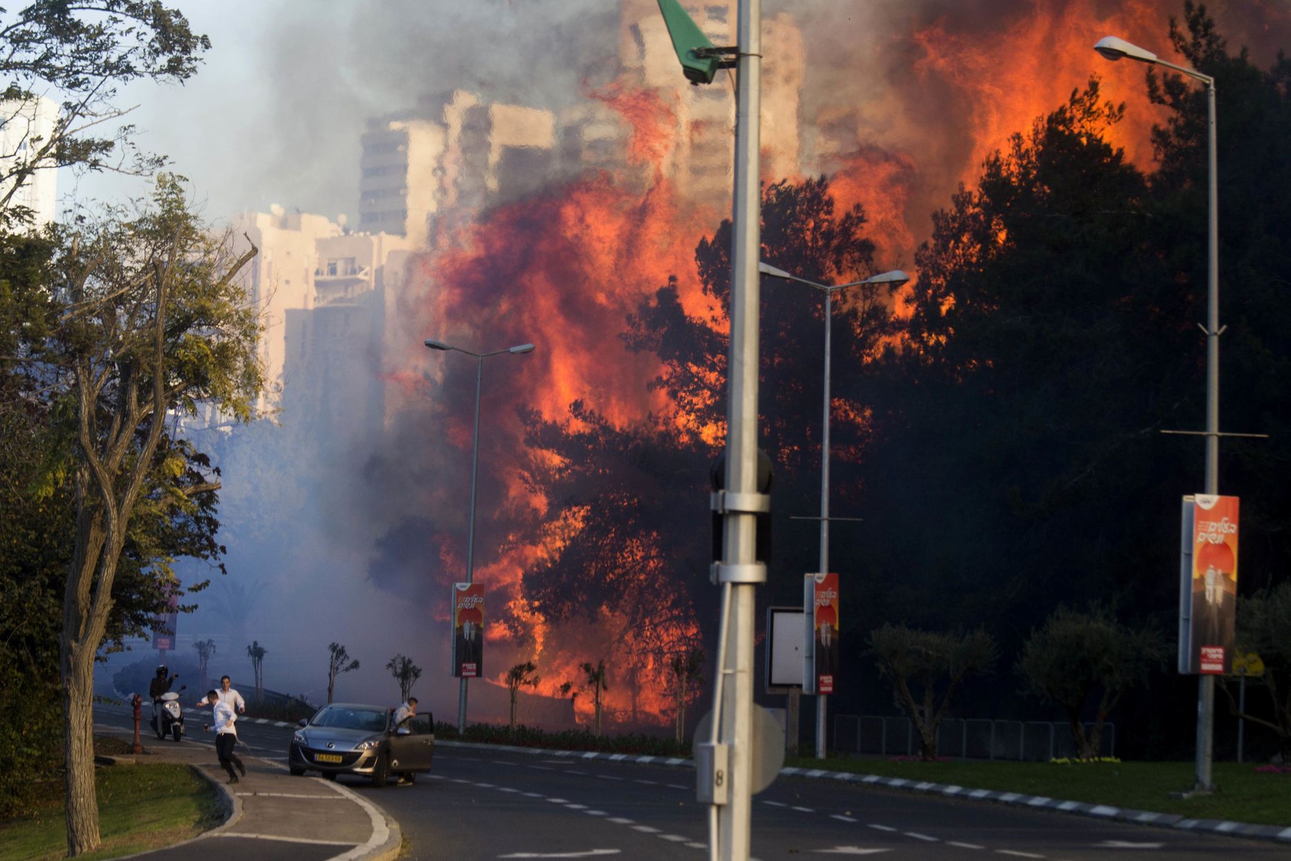 Haifas lõõmav tulekahju.