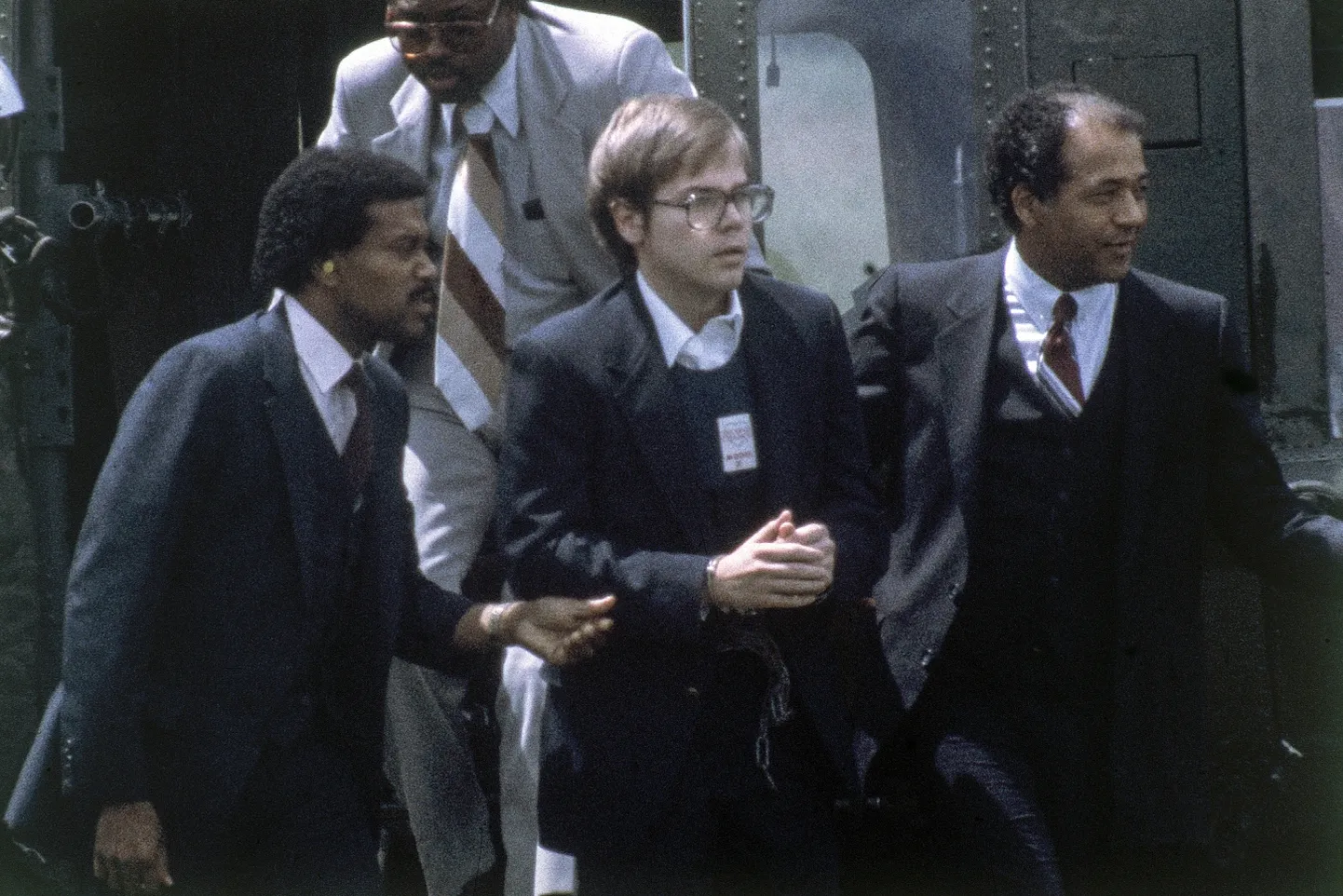 USA ametnikud 1981. aastal eskortimas president Reaganit tulistanud John Hinckleyt.
