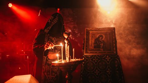GALERII ⟩ Tallinnas esines bänd, kes kasutab religioosseid sümboleid provokatiivselt