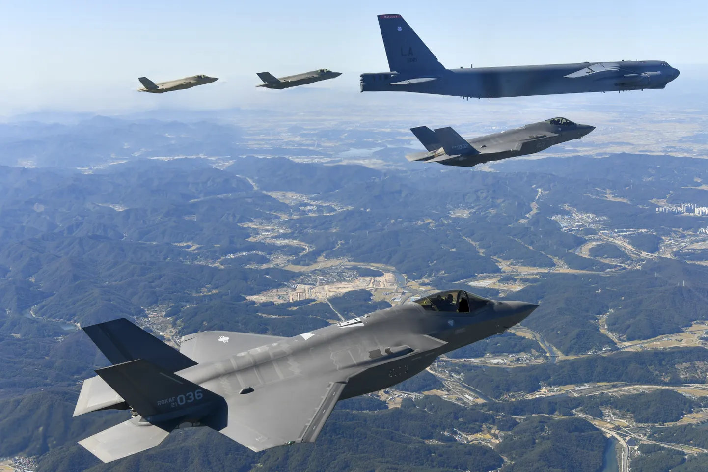 USA strateegiline pommitaja lendamas koos Lõuna-Korea varghävitajatega ühisõppusel.