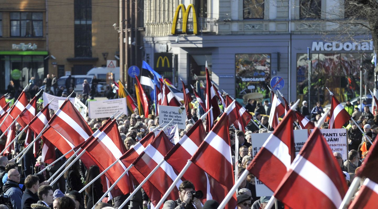 Läti lipud. Pilt on illustratiivne