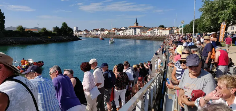 Hüvastijätuks kogunenud massid Les Sables-d'Olonne’i linnakese sadamast ookeani viiva kanali ääres.