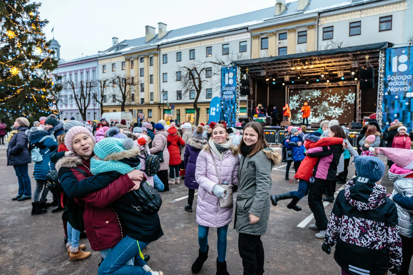 2019. aasta vastuvõtt Narvas Peetri platsil. Siis võis üksteist veel julgelt kallistada.