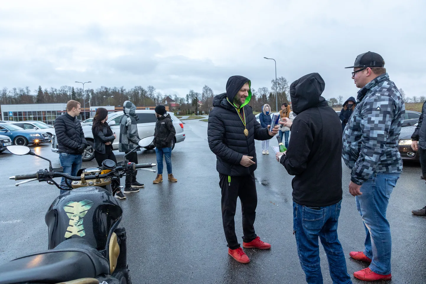 Autohuviliste kogunemine Mäos. Foto on illustreeriv.