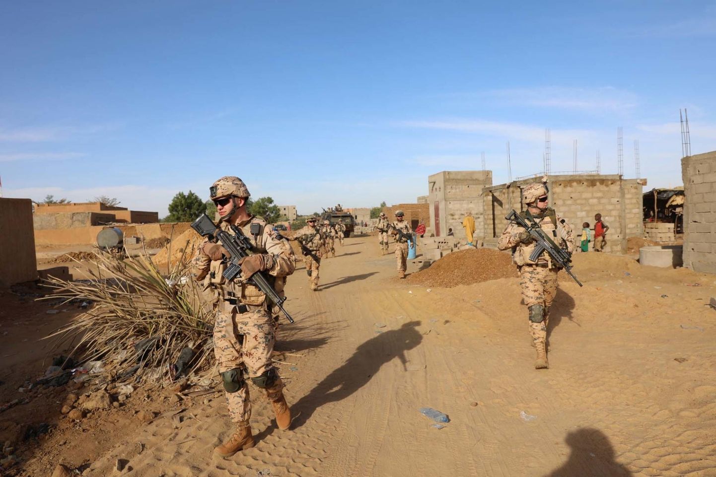 Eestlaste ülesannete hulgas on põhiliselt jalgsi ja soomukitel patrullimine. Erik Puusild (vasakul) nimetab esimest patrulli üheks ärevamatest olukordadest Malis viibitud kuu jooksul.