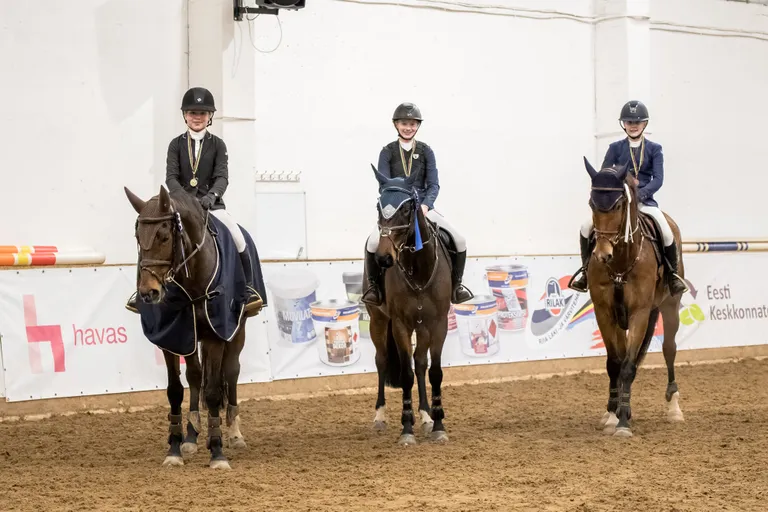 Takistussõidu lasteklassi medalikolmik vasakult: Elisabeth Ervald (kuld), Emili-Loore Vabaoja (hõbe) ja Lenna Loore Sillandi (pronks).