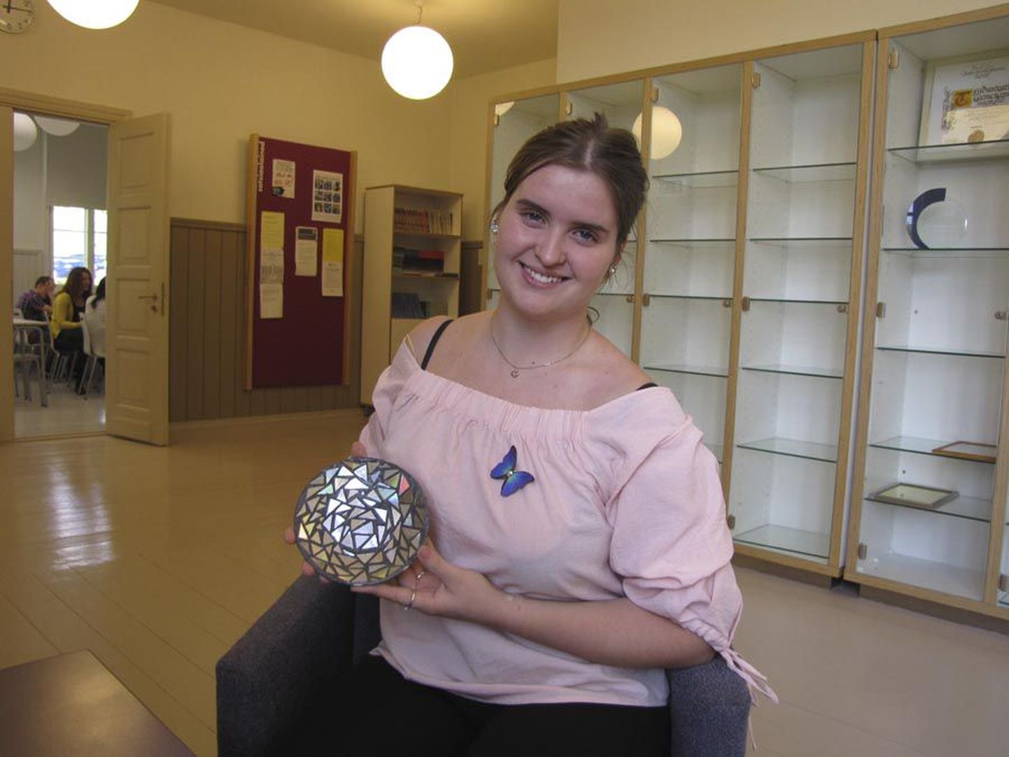 Õpilasfirma Säud valmistab mosaiiktehnikas ilunõusid ja vajab selleks palju laserplaate. Pildil on firma tegevjuht ja tootja Liisa-Maria Sülla esimese katsetusega.