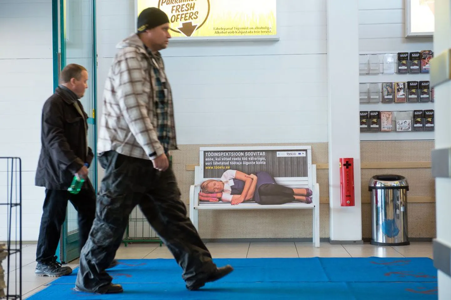 Kõige rohkem eestlasi käib tööl Soomes. Tööinspektsioon on oma kampaania   raames «Tunne oma õigusi – lähetatud töötaja» paigaldanud Tallinnas sadamaterminali pinkidele asjakohased reklaamplakatid, mis kutsuvad üles uurima   sellise tööviisiga kaasneva tagamaid.