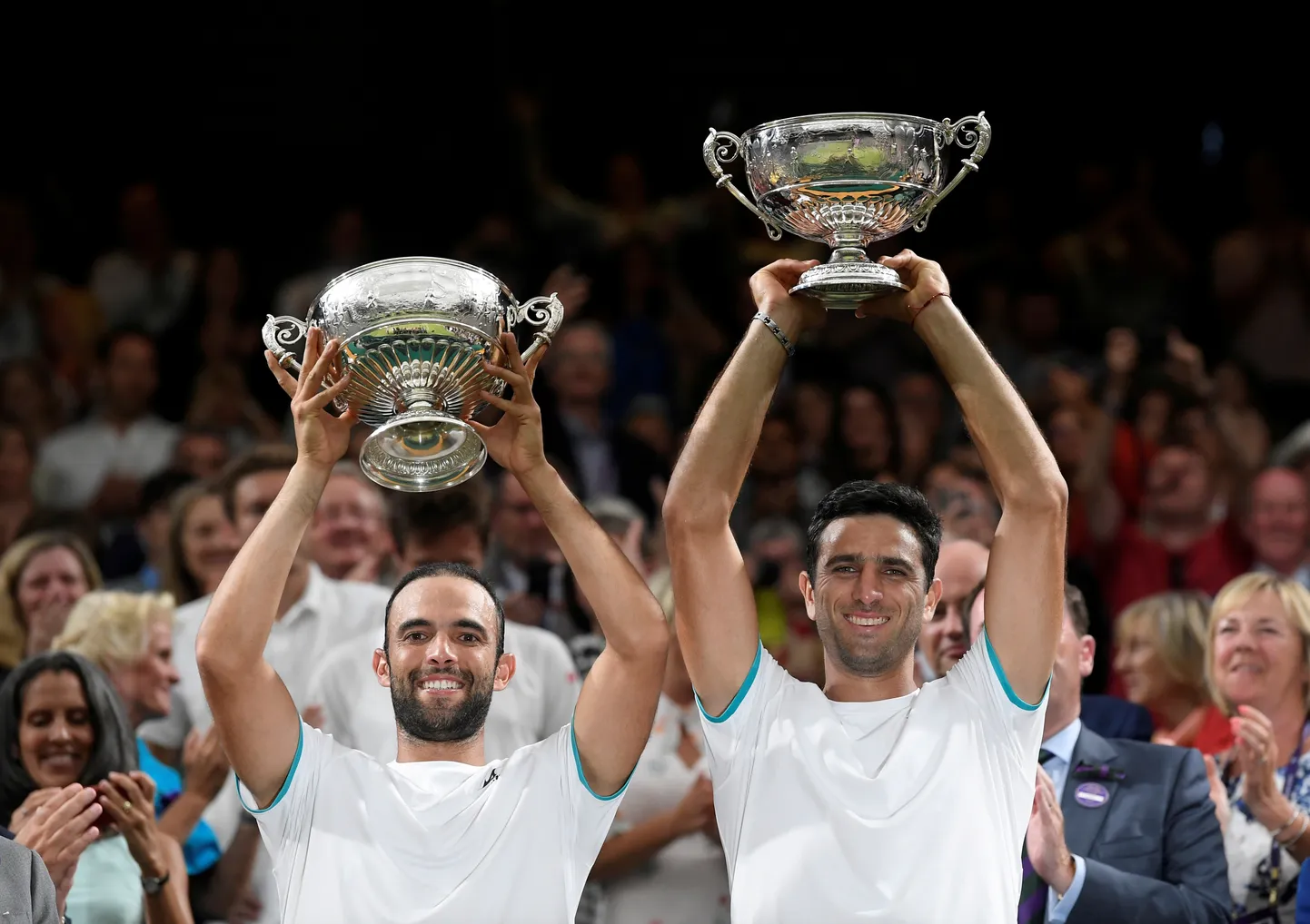 Robert Farah paremal Wimbledoni võidutrofeega.