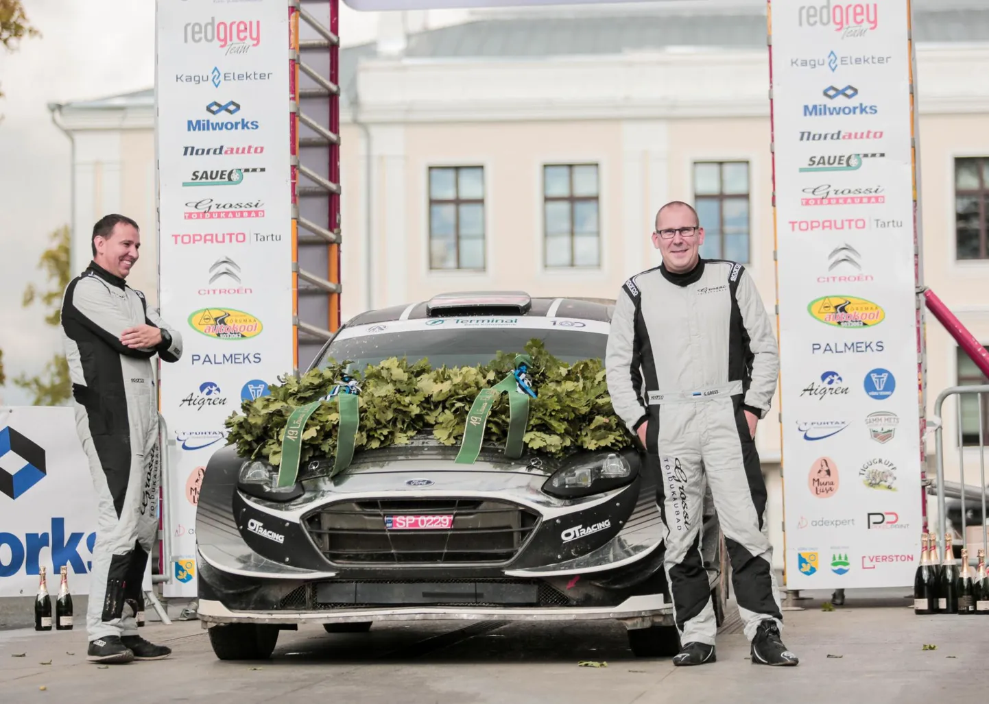 Lõuna-Eesti ralli lõputseremoonia Võru keskväljakul. Pildil võitjad Gross ja Mõlder.