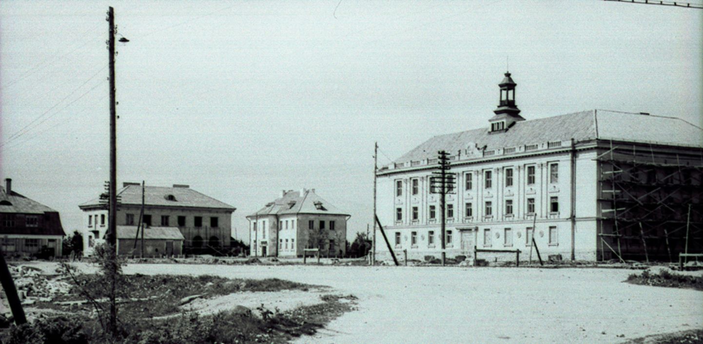 RAJOONIKESKUS: Orissaare aastal 1955. Esiplaanil rajooni Töörahva Saadikute Nõukogu Täitevkomitee hoone. Hiljem tuntud kui Orissaare Sanatoorse Internaatkooli hoone. Foto: Saaremaa muuseum