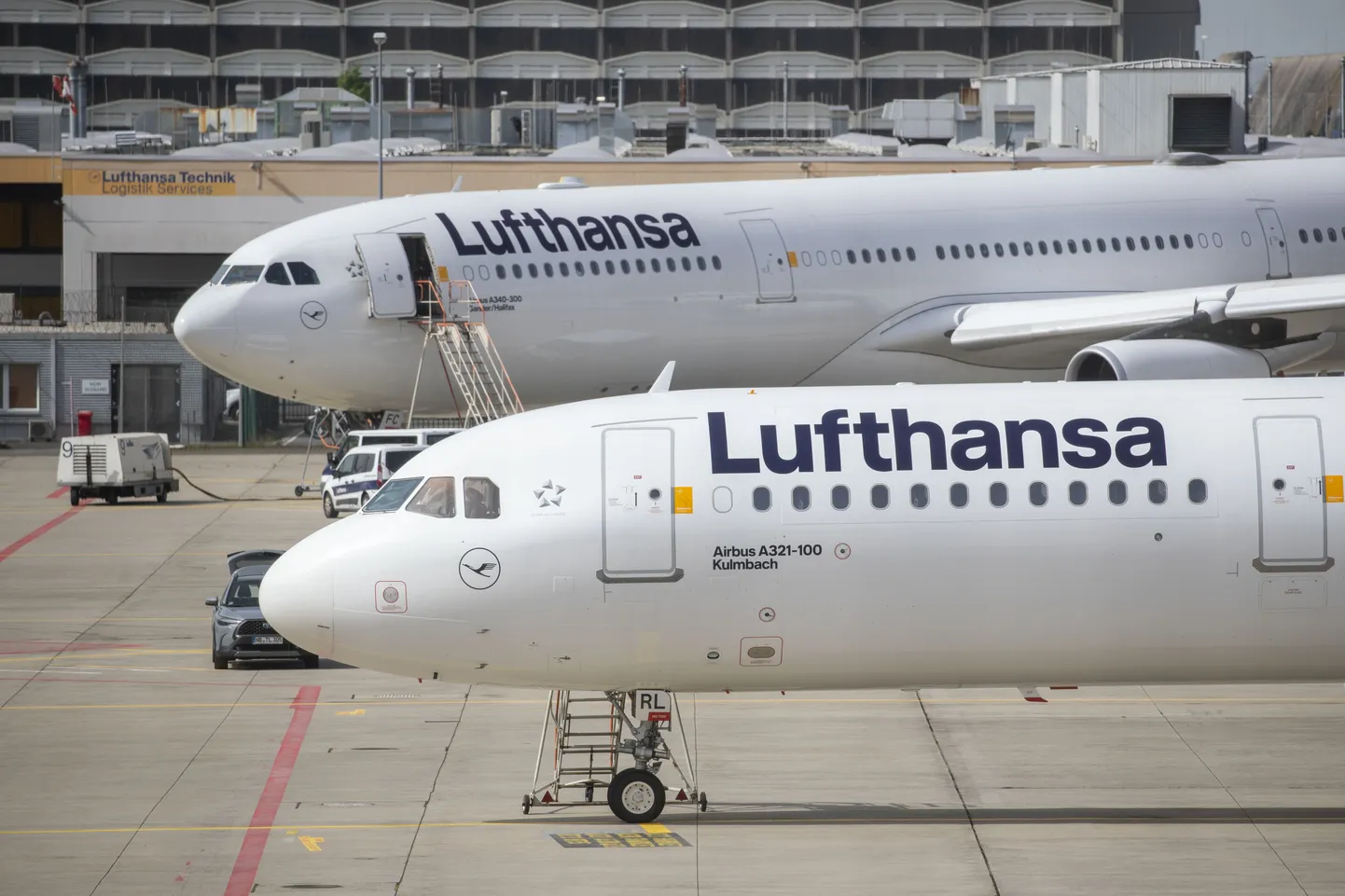 Lufthansa lennukid Airbus A340-300 ja Airbus A 321-100 Frankfurdi lennuväljal.