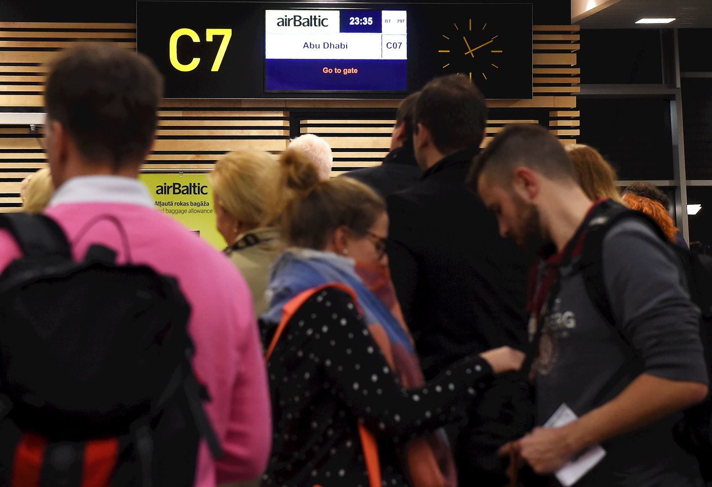 Пассажиры airBaltic в Рижском аэропорту