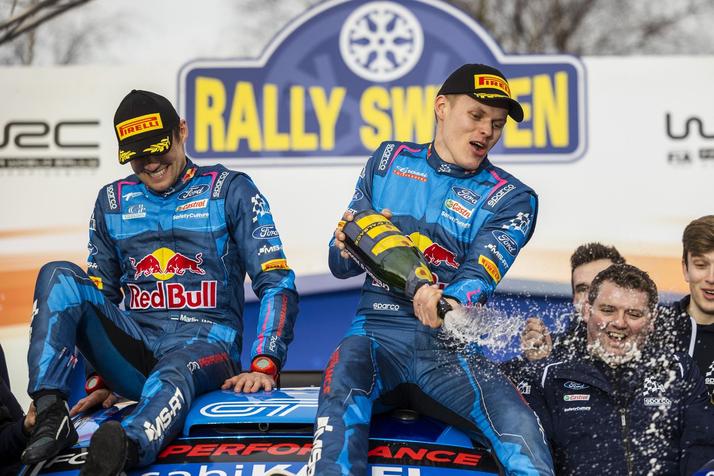 Ott Tänak (paremal) ja Martin Järveoja võitsid Ford Puma Rally1ga esimese etapi Rootsis.