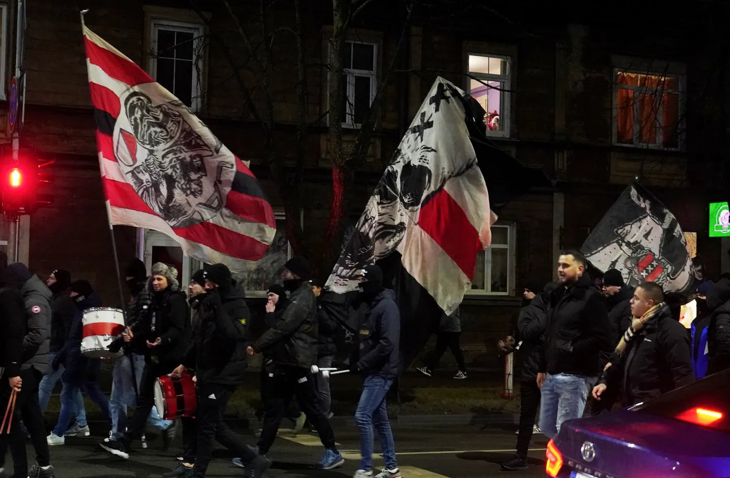 Nīderlandes futbola kluba Amsterdamas "Ajax" līdzjutēji dodas uz UEFA Eiropas Līgas spēli Daugavas stadionā, kurā tiksies FK RFS un "Ajax" komandas.