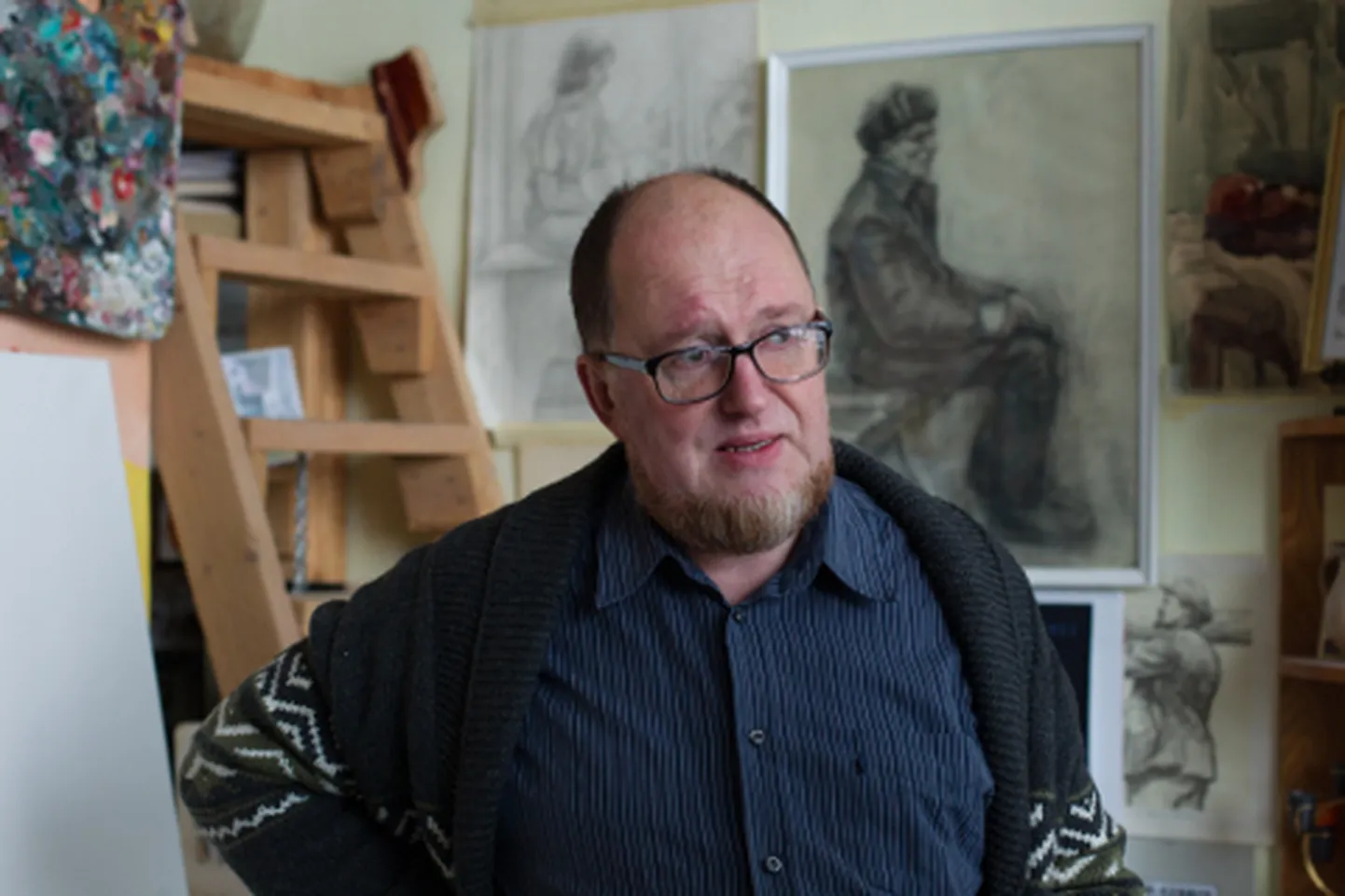 Kuzja Zverev kodanikunimega Vladislav Kuznetsov oma Narva ateljees.
