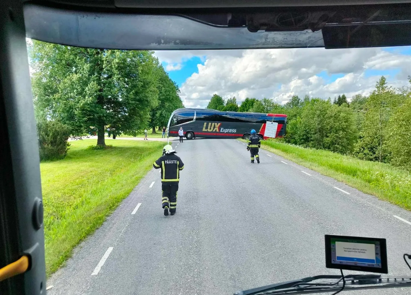 Lux Express buss ei saanud omal jõul kraavist välja ja vaja oli päästjate abi.