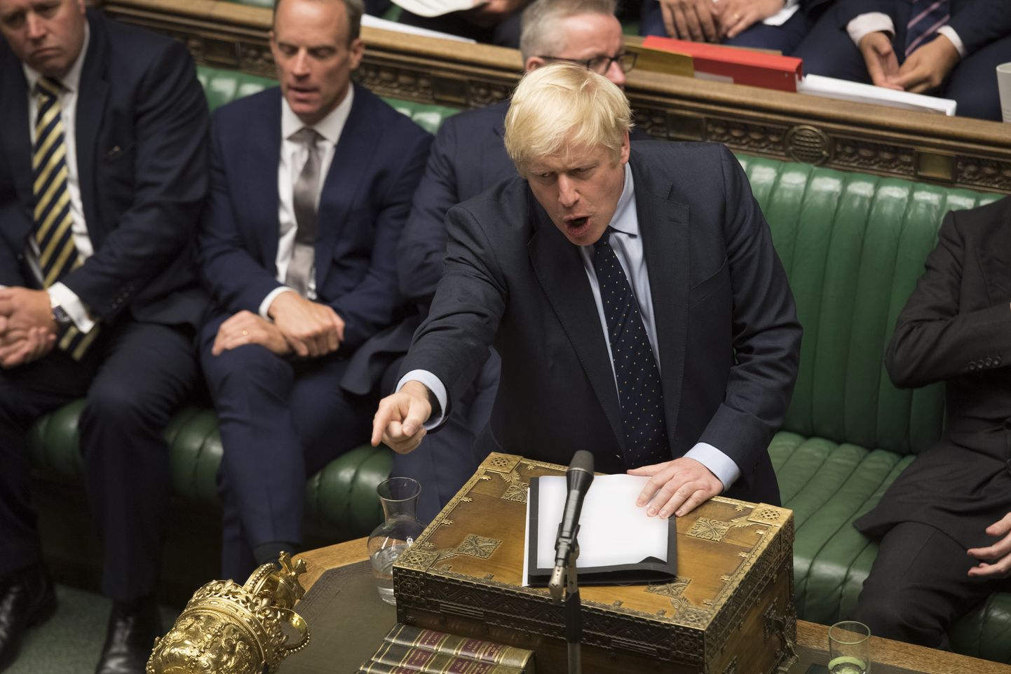 Peaminister Boris Johnson alamkojas kõnelemas.