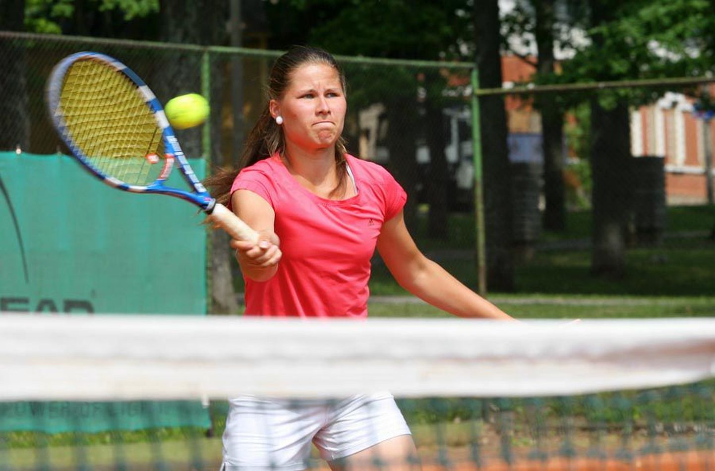 Sel nädalal peetakse Viljandimaa tennise meistrivõistlusi. Pildid on viljandlannad Anelle Luik.