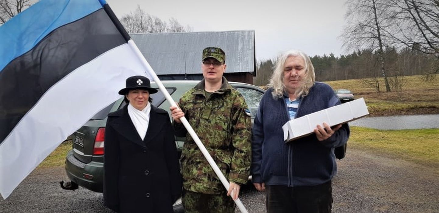 Lipp on üle antud. Pildil Marika Rehemets, Jaano Mägi ja Põlgaste vabatahtlik päästja Andres Rammo.