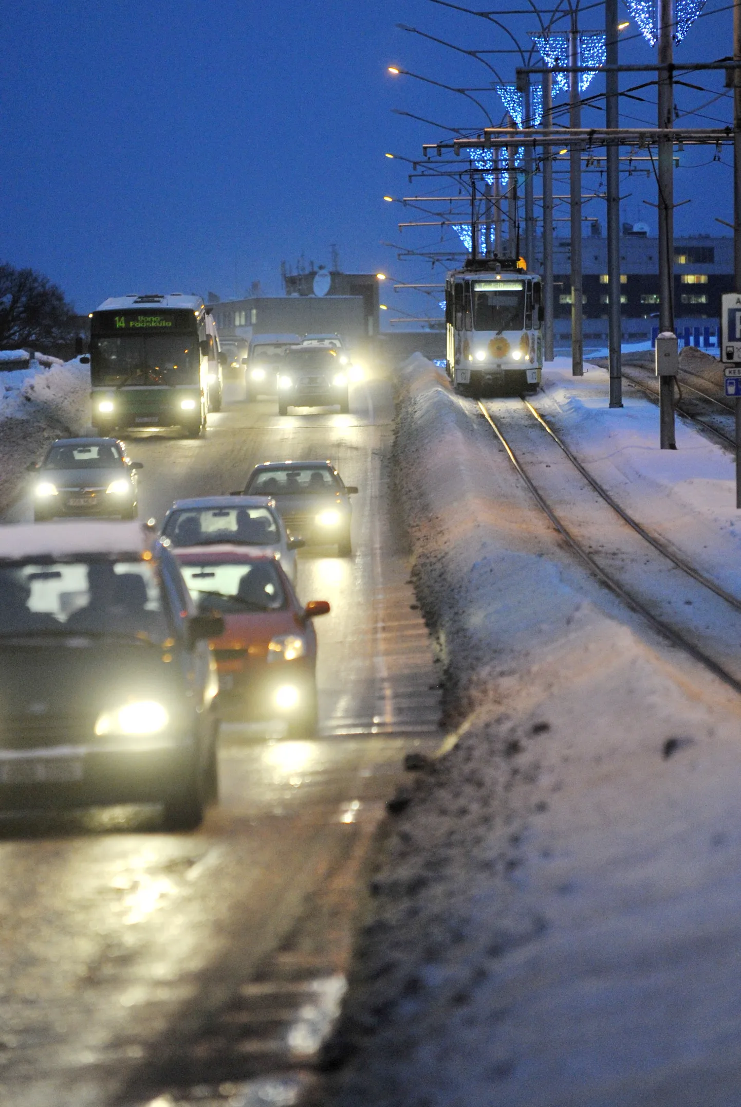 Lume tõttu on liiklus Tallinnas häiritud, ühistransport hilineb.