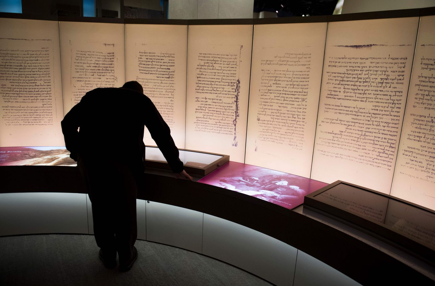 Bībeles muzejā izstādītie Nāves jūras tīstokļi
