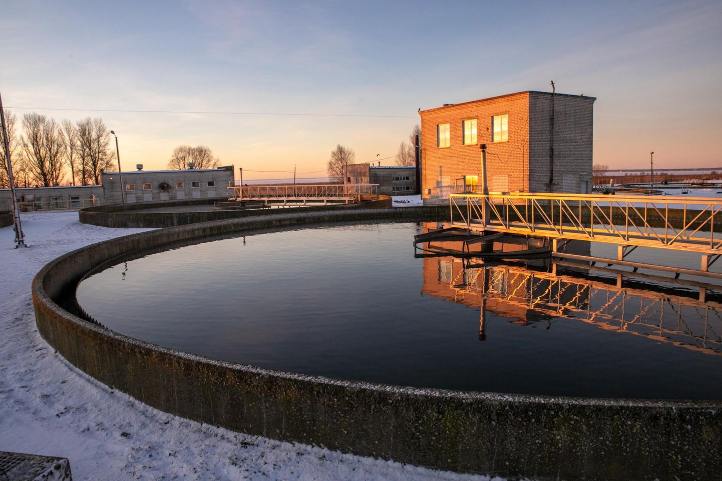 AS Pärnu Vesi on üks elujõulistest vee-ettevõtetest, mis suudab miljonitesse küündivad investeeringud teha oma rahaga. Pildil Pärnu Vee reoveepuhastusjaam.