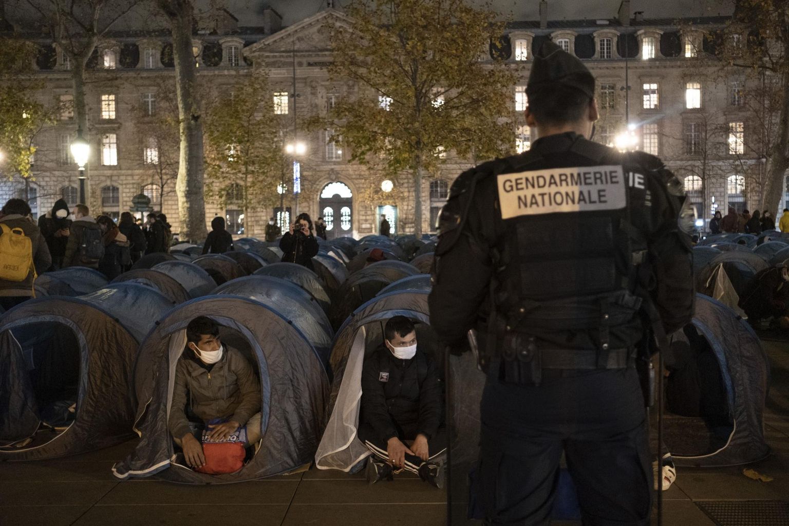 Politseinik Pariisi kesklinna rajatud migrandilaagri ees enne selle laiali ajamist esmaspäeva hilisõhtul.