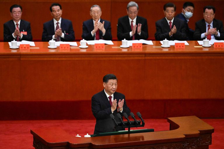 Hiina president Xi Jinping aplodeerimas Hiina Kommunistliku Partei 20. kongressi avaistungil Pekingi Suures Rahvahallis.