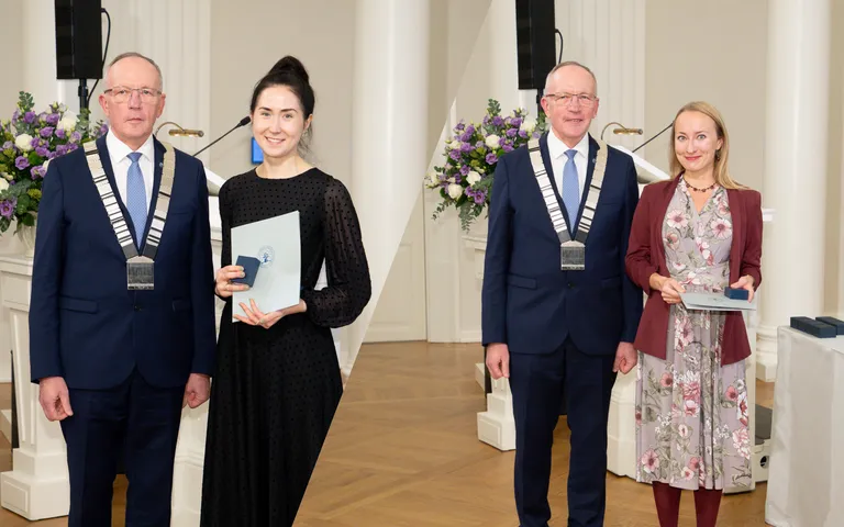 Tartu ülikooli rektor Toomas Asser andis aumärgi ülikooli muuseumi kuraatorile Mari-Liis Madissonile (vasakul) ja semiootika teadurile Mari-Liis Madissonile.