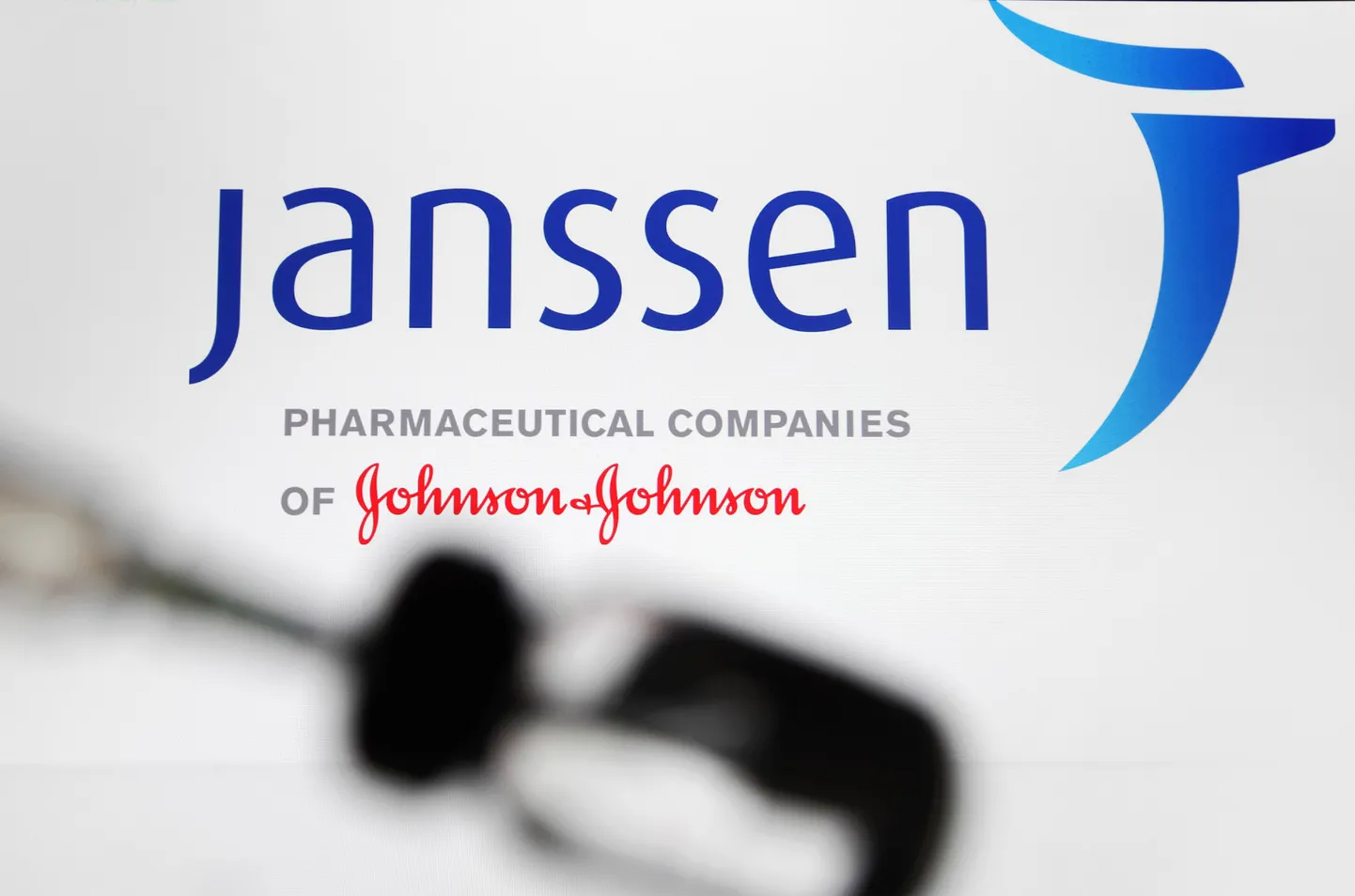 Janssen Pharmaceutica logo süstla taustal.