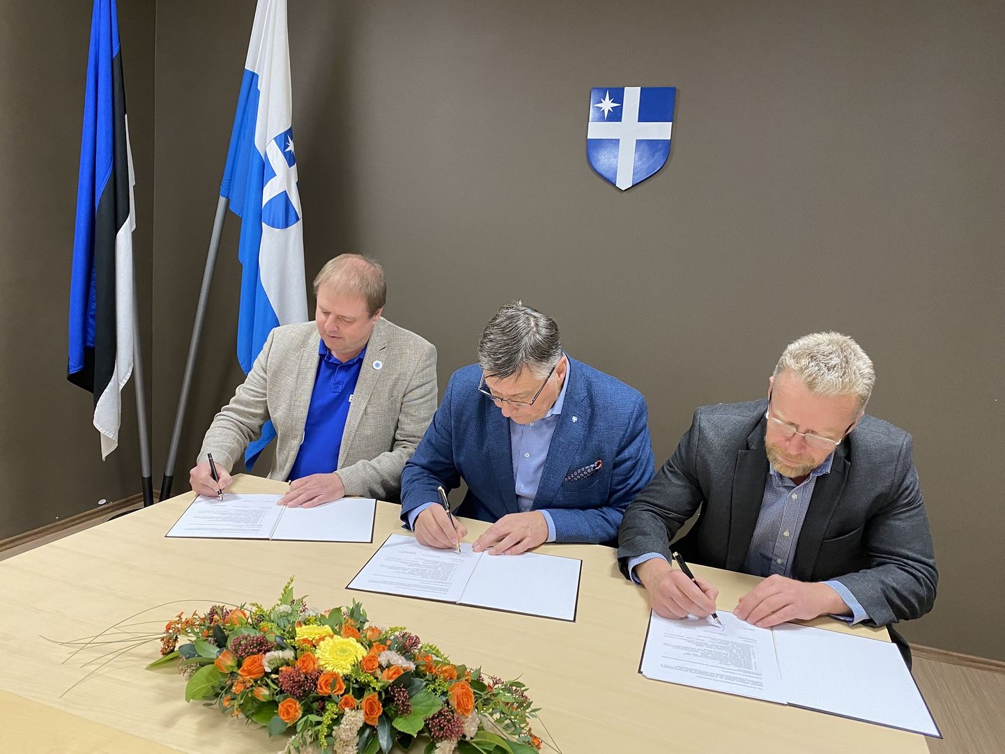 Harku valla koalitsioonilepingule kirjutasid alla vasakult Jaanus Härms (EKRE), Erik Sandla (Isamaa) ja Priit Kotkas (Harku Liit).
