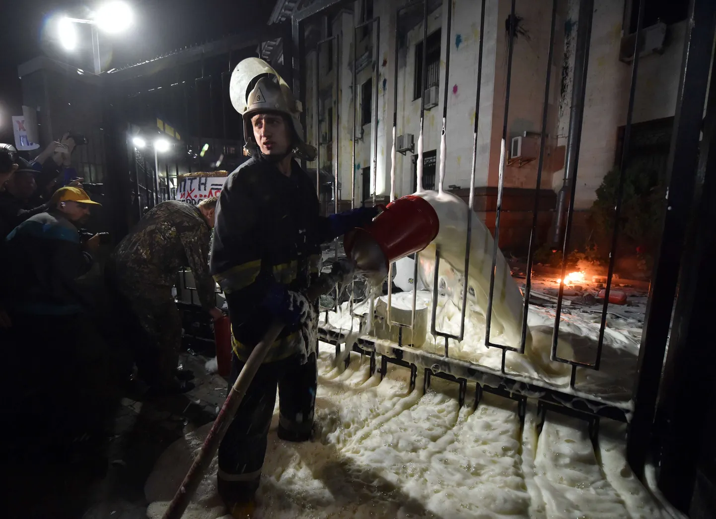 Посольство РФ в Киеве в ночь на воскресенье закидали бутылками с зажигательной смесью.