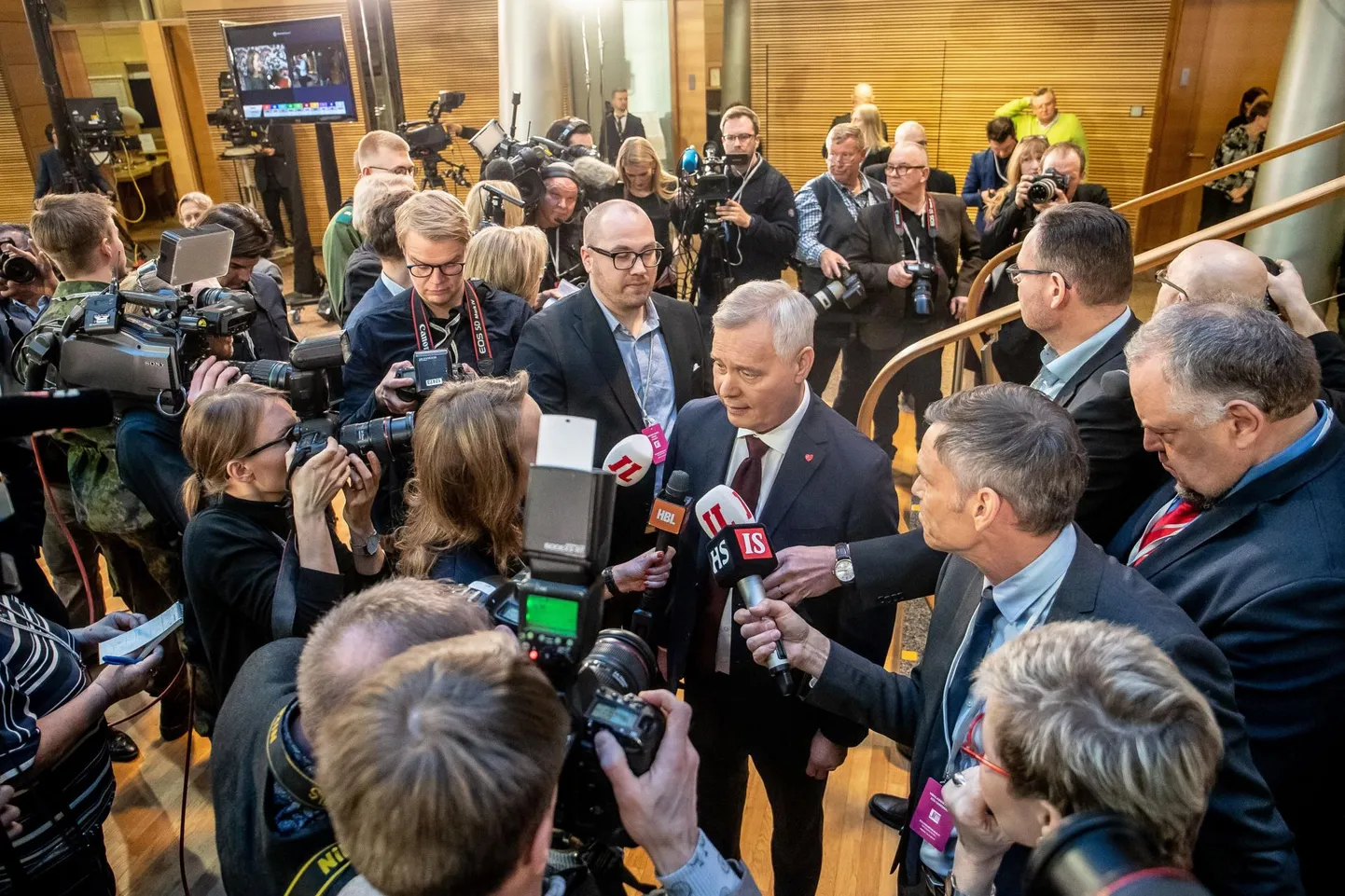 Üleeilsed valimised napilt võitnud Sotsiaaldemokraatliku Partei esimees Antti Rinne ajakirjanike piiramisrõngas. Valitsust moodustada lootvat Rinnet peetakse karmiks ja kompromissituks läbirääkijaks.